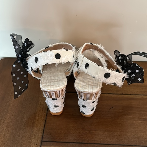 White and black polka dot wedges size 5 - Picture 3 of 3